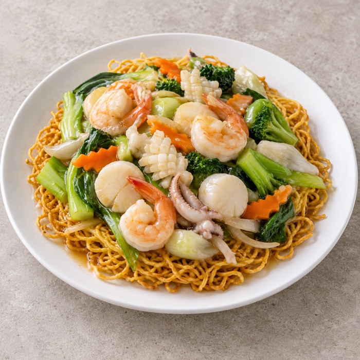 Seafood combination over crispy egg noodles, Mi Xao Don Do Bien